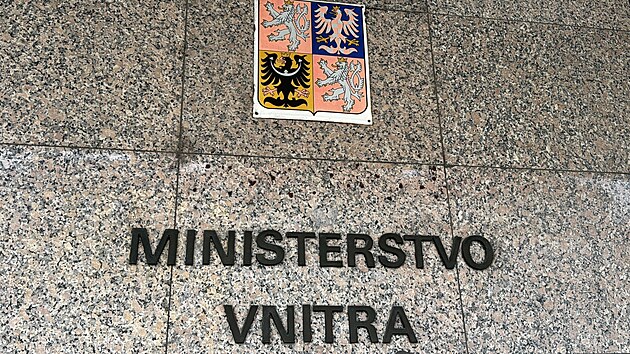 Ministr vnitra Lubom�r Metnar nechal kr�tce po sv�m n�stupu sundat z budovy resortu v Praze na Letn� ukrajinskou vlajku. Vyv�ena tu bude �esk� vlajka a vlajka st�tu, jeho� v�znamn� n�v�t�va je v �esku. (17. prosince 2025)