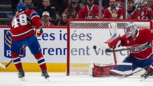 Jakub Dobe� z Montreal Canadiens inkasuje v z�pase s Tampa Bay Lightning.