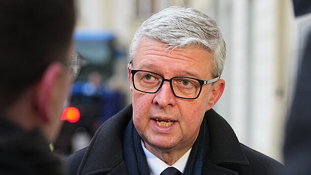Prezident Petr Pavel jmenuje novou vl�du. Na sn�mku p�ich�z� na Hrad Karel Havl��ek (ANO), kter� bude jmenov�n ministrem pr�myslu a obchodu. (15. prosince 2025)