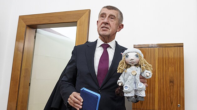 Po uveden� ministr� do jejich ��ad� se Andrej Babi� p�esunul do sv� kancel��e p�edsedy vl�dy. (15. prosince 2025)