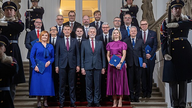 Spole�n� fotografie nov� jmenovan� vl�dy a prezidenta Petra Pavla. (15. prosince 2025)