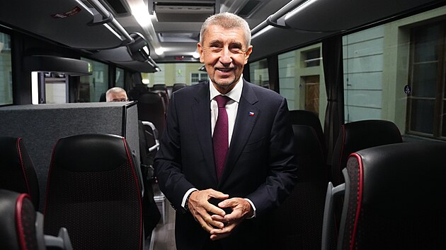 Minist�i nov� vl�dy m��� na ��ad vl�dy na prvn� jedn�n� autobusem. (15....