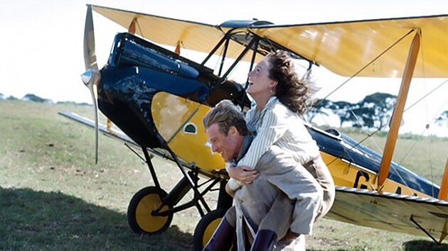 Meryl Streep a Robert Redford exceluj� ve filmu Vzpom�nky na Afriku, romantick�m dramatu z roku 1985, kter� re��roval Sydney Pollack a z�skal n�kolik ocen�n� v�etn� Oscara za nejlep�� film.