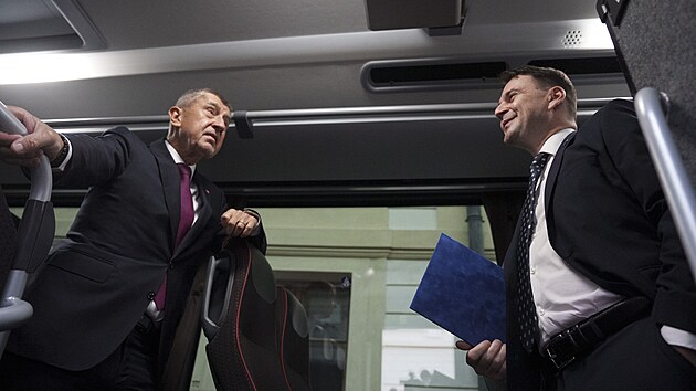 Minist�i nov� vl�dy m��� na ��ad vl�dy na prvn� jedn�n� autobusem. Na sn�mku Andrej Babi� (ANO) a Petr Macinka (Motorist�) (15. prosince 2025)
