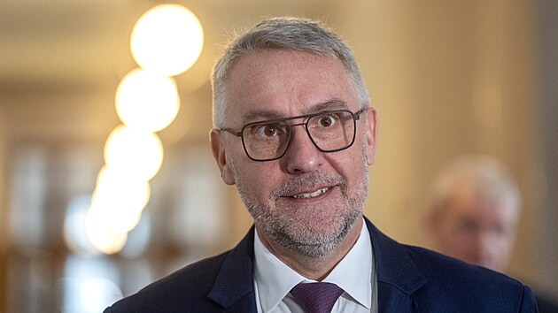 Ministr vnitra Lubom�r Metnar p�ich�z� na zased�n� nov� vl�dy ANO, SPD a Motorist�. Na sch�zi se �e�� mimo jin� i ceny energi�, emisn� povolenky ETS 2, migra�n� pakt �i rozpo�et na p��t� rok. (16. prosince 2025)