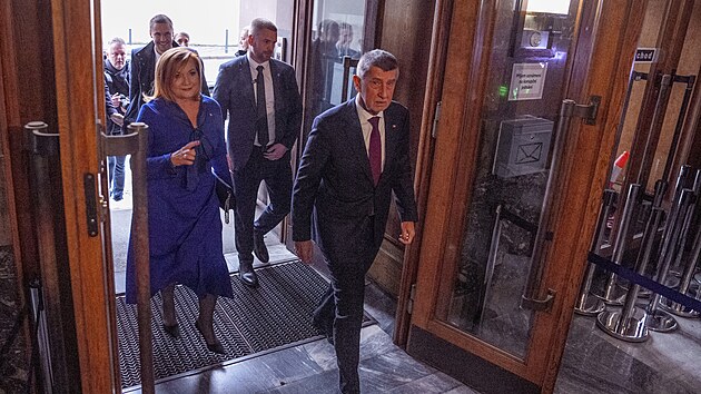 Nov� jmenovan� premi�r Andrej Babi� (ANO) uvedl do ��adu novou ministryni financ� Alenu Schillerovou. (15. prosince 2025)