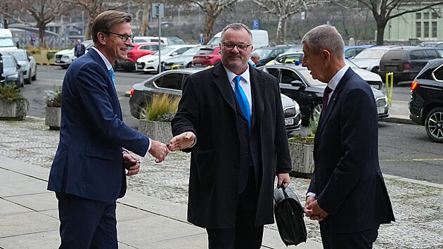 Andrej Babi� (ANO) s b�val�m ministrem dopravy Martinem Kupkou (vlevo) a nov� jmenovan�m ministrem Ivanem Bedn�rikem (SPD). (15. prosince 2025)