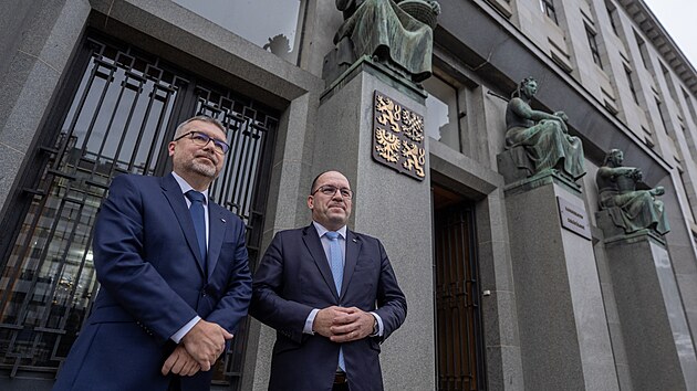 Od b�val�ho ministra zem�d�lstv� Marka V�born�ho (vpravo) p�eb�r� ministerstvo nov� jmenovan� ministr Martin �ebesty�n. (15. prosince 2025)