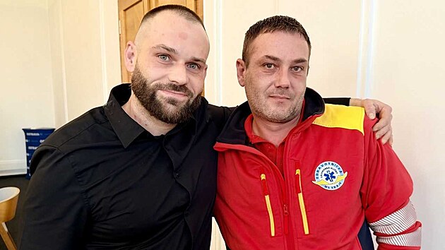 Ve �tvrtek 18. prosince 2025 se na Magistr�tu m�sta Ostravy konalo setk�n� zachr�n�n�ho mu�e a jeho zachr�nc�. Na konci listopadu 2025 na t�s�ovou linku volal mu� z jedn� firmy v Ostrav� a ozn�mil k�e�e pracovn�ka s bezv�dom�m. Na m�sto byla vysl�na l�ka�sk� pos�dka. Zanedlouho oper�torka p�ijala druh� hovor, kde volaj�c� sd�lil, �e mu� ned�ch�.