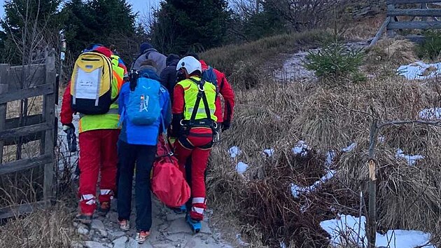 Pod vrcholem Lys� hory se zranil turista, kter� uklouzl na ledov� plo�e. (16. prosince 2025) 
