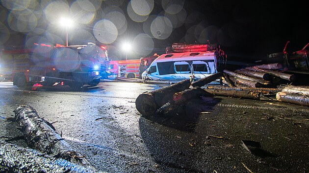 Na dlnici D56 u Paskova se srazily nkladn vz, dodvka a pt osobnch aut, provoz je uzaven a na mst zasahuj vechny sloky IZS. (11. prosince 2025)