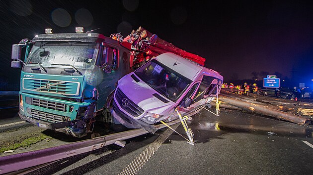 Tragickou hromadnou nehodu u Ostravy zavinil o třináct tun přetížený kamion