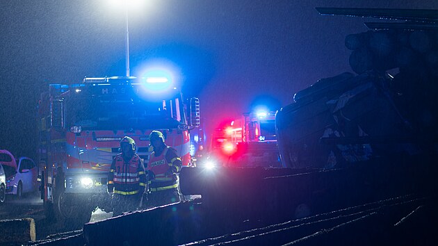 Na dlnici D56 u Paskova se srazily nkladn vz, dodvka a pt osobnch aut, provoz je uzaven a na mst zasahuj vechny sloky IZS. (11. prosince 2025)
