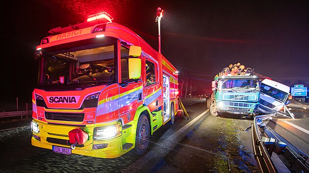 Na dlnici D56 u Paskova se srazily nkladn vz, dodvka a pt osobnch aut, provoz je uzaven a na mst zasahuj vechny sloky IZS. (11. prosince 2025)