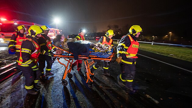 Na dlnici D56 u Paskova se srazily nkladn vz, dodvka a pt osobnch aut, provoz je uzaven a na mst zasahuj vechny sloky IZS. (11. prosince 2025)