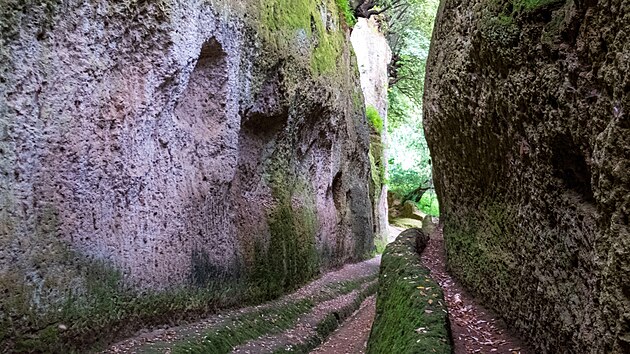 �adu existuj�c�ch spojnic zu�itkovali jako dopravn� tepny ��man�. Jin�, kter� �nevedly nikam�, �asem upadly v zapomn�n�.