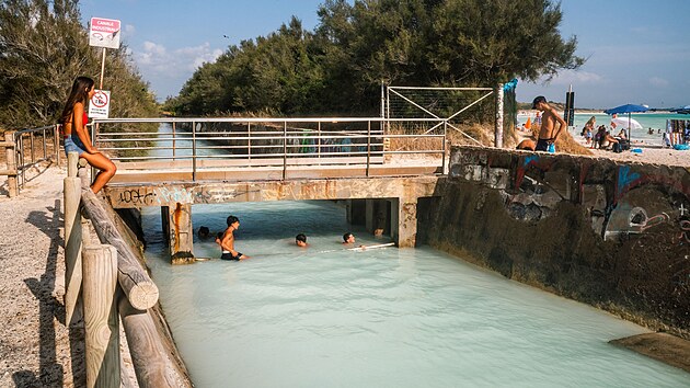 Hlavn� kan�l pr�myslov� v�pusti, kter�m od roku 2003 ��zen� uvol�uje chemi�ka Solvay tis�ce tun rozmanit�ho odpadu. Voda v n�m bude jist� p��jemn� proh��t�.