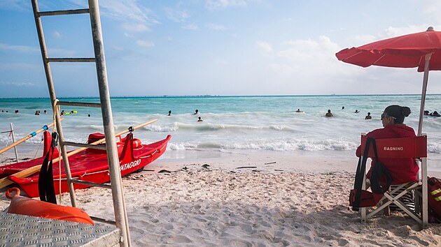 Tvrzen�, �e zdej�� voda je �ist�, nemus� sou�asn� znamenat, �e by rovn� nebyla zne�i�t�n�. I kdy� to zn� zvl�tn�, jsou B�l� pl�e p��kladem pr�v� takov�ho paradoxu.