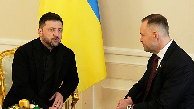 Polsk� prezident Karol Nawrocki a ukrajinsk� prezident Volodymyr Zelenskyj spolu hovo�� b�hem setk�n� ve Var�av� (19. prosince 2025)