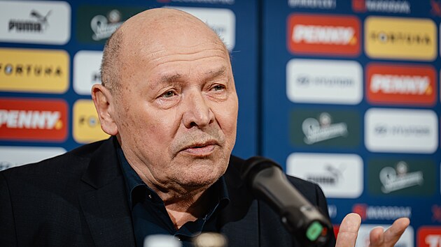 Miroslav Koubek, nov� tren�r �esk� fotbalov� reprezentace, odpov�d� na dotazy novin��� na sv� prvn� tiskov� konferenci.