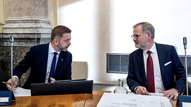 Kabinet v demisi premi�ra Petra Fialy m� ve st�edu na programu sv� posledn� ��dn� zased�n�. Na sn�mku premi�r s ministrem vnitra V�tem Raku�anem (STAN). (10. prosince 2025)