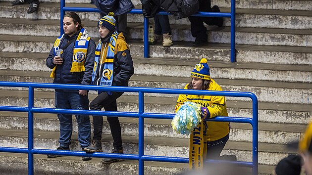 Hokejist� Zl�na prohr�li z�stali po sobotn� por�ce 0:1 od Kol�na na dn� Maxa ligy. Mezit�m ub�v� po�et fanou�k� na zimn�m stadionu. (13. prosinec 2025)