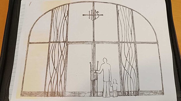 Pibyslavsk far Pavel Sandtner pedstavuje nrt novho vstupnho portlu do kostela svatho Jana Ktitele. Jedn se o kovovou konstrukci se symbolem Mojova kee.