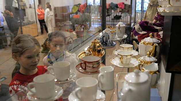 Prohldnout si vci, s nimi si hrly dti hlavn v prvn polovin 20. stolet, si do novomstskho Horckho muzea pili i teci z tamn II. zkladn koly Leandra echa (na snmku).