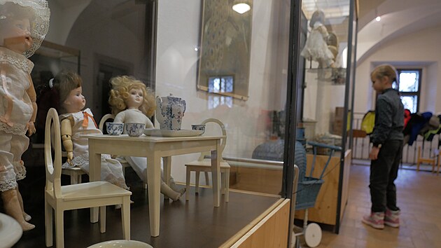 Vidt lze teba lapac auto, houpadla nebo dtsk pokojky a panenky mstn sbratelky Marty Mutkov.