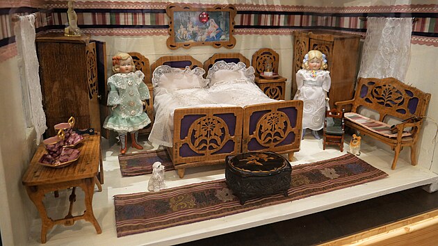 Vidt lze teba lapac auto, houpadla nebo dtsk pokojky a panenky mstn sbratelky Marty Mutkov.