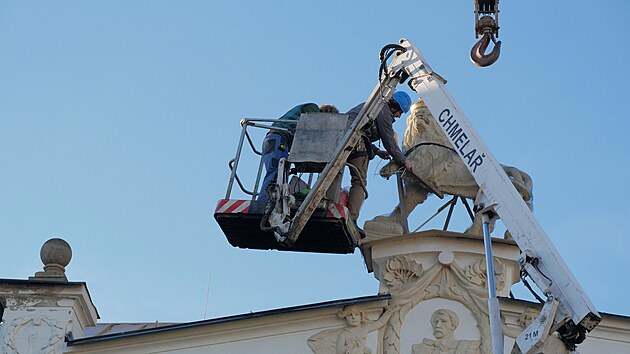 Socha musela bt nejprve zajitna, zpevnna a zabalena, potom odznuta a nsledn pepravena pomoc jebu k dalmu transportu.