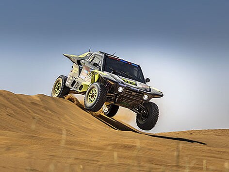 Petr Pavel vyrazil na Dakar jako prvn� prezident v historii tohoto slavn�ho z�vodu. Nevyu��val ��dn� privilegia a sna�il se sp� o to, aby byl p�ijat jako fotograf nebo b�n� �len t�mu. Jedl b�n� j�dlo jako v�ichni ostatn�, spal ve spac�ku a ve stanu. Vyu��val z�zem� a podporu t�mu Fesh Fesh, kde p�ed startem z�vodu vyzkou�el i ��zen� jejich z�vodn�ho kamionu. Tato fotografie se vydra�ila za 55 500 K�.