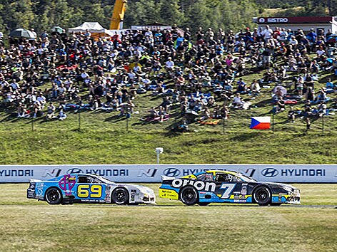 Z�vody Nascar v Most�. Petr Pavel okusil j�zdu s vozem Martina Doubka. Podle dostupn�ch informac� se tak stal prvn�m prezidentem, kter� ��dil v�z Nascar na z�vodn� trati. Pr�v� Martina Doubka vyfotil Petr Pavel b�hem z�vodu na konci c�lov� rovinky p�ed pln�mi p��rodn�mi tribunami Autodromu Most. Tato fotografie se vydra�ila za 27 tis�c K�.