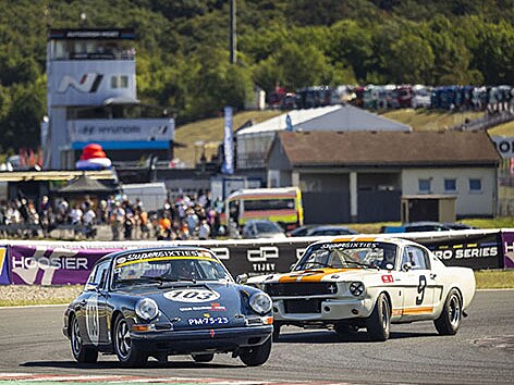 Petr Pavel je �ast�m n�v�t�vn�kem z�vod� v Most�. Sou��st� z�vodn�ho v�kendu, o kter�m byly k vid�n� souboje truck� a speci�l� s�rie NASCAR byly tak� sout�e veter�n�. Tato fotografie se vydra�ila za 31 600 K�.