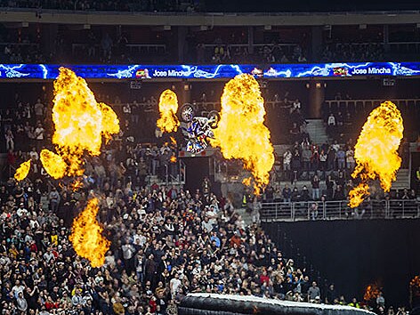 Na FMX Gladiator Games vyrazil Petr Pavel op�t s fotoapar�tem a p�esto�e tentokr�t nem�l k fotografov�n� p��li� mnoho prostoru, dok�zal i z tribuny po��dit fotografii zachycuj�c� ohnivou atmosf�ru cel� akce. Tato fotografie se vydra�ila za 28 200 K�.