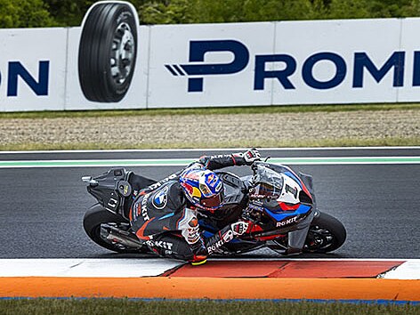 Mosteck� Mistrovstv� sv�ta superbik� WSBK a jezdec BMW Toprak Razgatlioglu v akci na fotografii �esk�ho prezidenta Petra Pavla. Tato fotografie se vydra�ila za 30 000 K�.