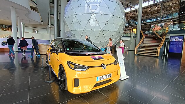 Sklen�n� manufaktura Volkswagenu v Dr��anech