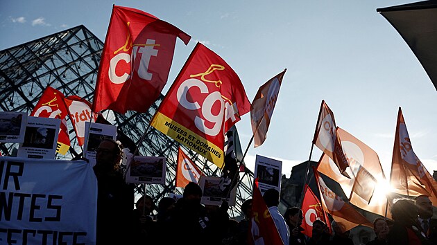 St�vkuj�c� pracovn�ci muzea Louvre. (15. prosince 2025)