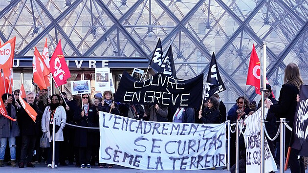 St�vkuj�c� pracovn�ci muzea Louvre. (15. prosince 2025)