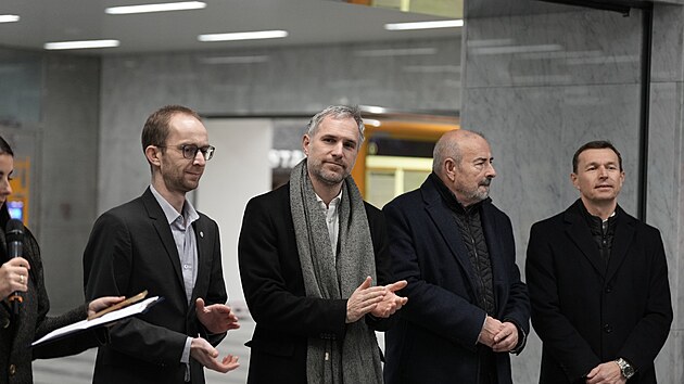 Prvn� n�m�stek prim�tora pro oblast dopravy Jarom�r Ber�nek, p�edseda dozor�� rady DPP Zden�k H�ib (oba Pir�ti), p�edseda p�edstavenstva a gener�ln� �editel DPP Ladislav Urb�nek na zprovozn�n� zmodernizovan� stanice metra C Pankr�c. (19. prosince 2025)