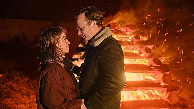 Pavla Gajdo��kov� a Kry�tof H�dek jako p�r, kter� stoj� p�ed �ivotn�m rozhodnut�m ve filmu Tanec s medv�dem (15. prosince 2025)