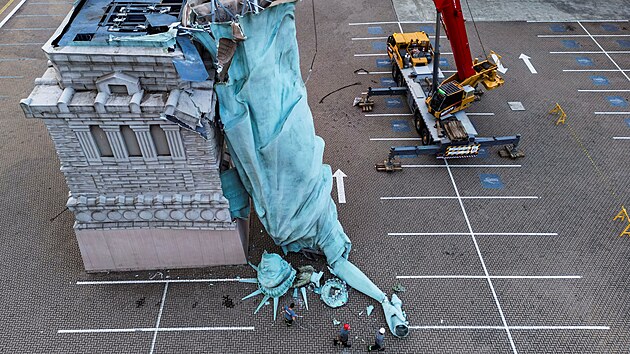 Repliku sochy Svobody p�ed n�kupn�m centrem ve m�st� Gua�ba na jihu Braz�lie vyvr�til siln� v�tr. (16. prosince 2025)