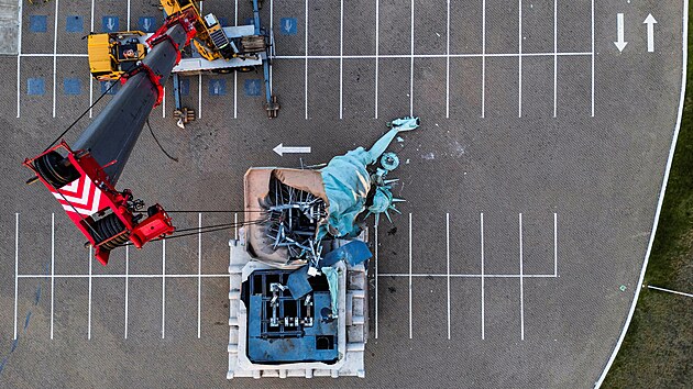 Repliku sochy Svobody p�ed n�kupn�m centrem ve m�st� Gua�ba na jihu Braz�lie vyvr�til siln� v�tr. (16. prosince 2025)