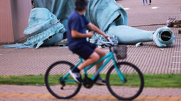 Repliku sochy Svobody p�ed n�kupn�m centrem ve m�st� Gua�ba na jihu Braz�lie vyvr�til siln� v�tr. (16. prosince 2025)