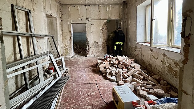 Budova bval vojensk vznice v atci. Zan jej promna na byty. (prosinec 2025)