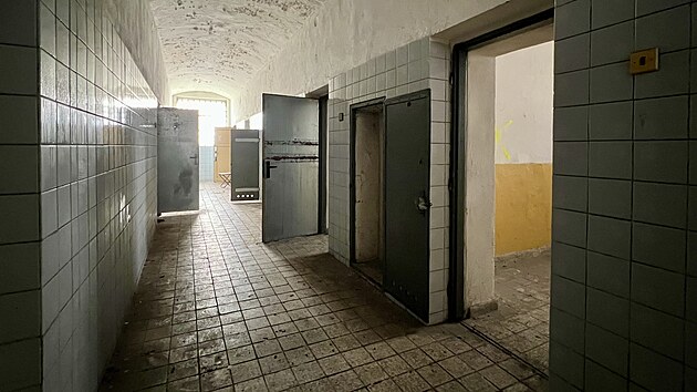 Budova bval vojensk vznice v atci. Zan jej promna na byty. (prosinec 2025)