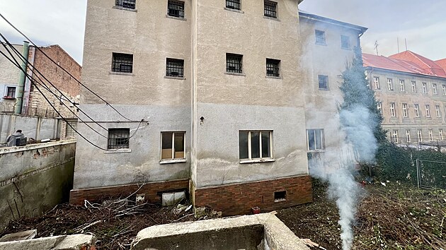 Budova bval vojensk vznice v atci. Zan jej promna na byty. (prosinec 2025)