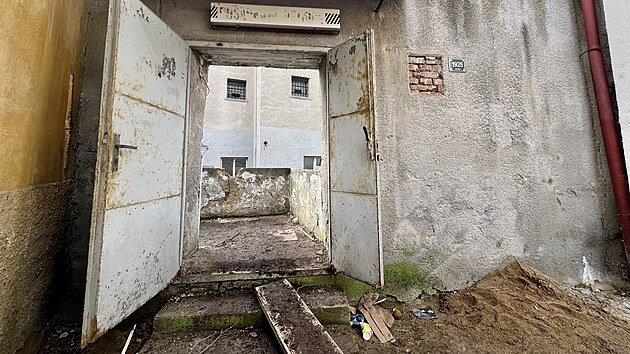 Budova bval vojensk vznice v atci. Zan jej promna na byty. (prosinec 2025)