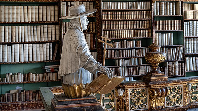 Kl�tern� knihovna v Oseku na Teplicku. Ve�ejnosti je nep��stupn�.