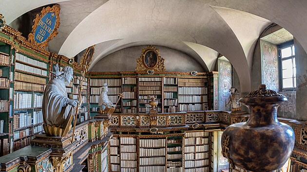 Kl�tern� knihovna v Oseku na Teplicku. Ve�ejnosti je nep��stupn�.